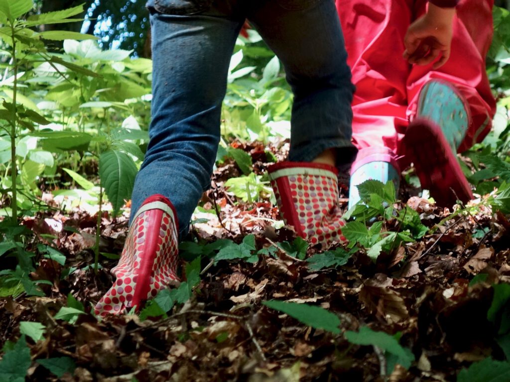 selbst motiviert unterwegs auf Entdeckungstour im Wald