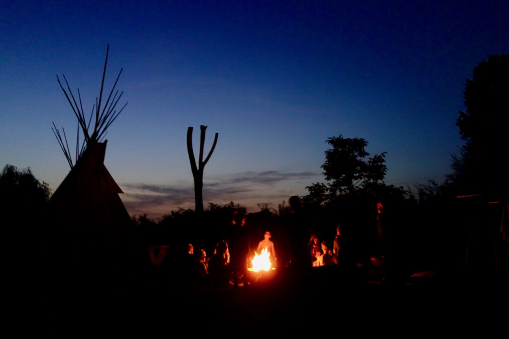 Lagerfeuer, Tipi und der Sternenhimmel - ein tolles Erlebnis am Seminarplatz Ins Freie