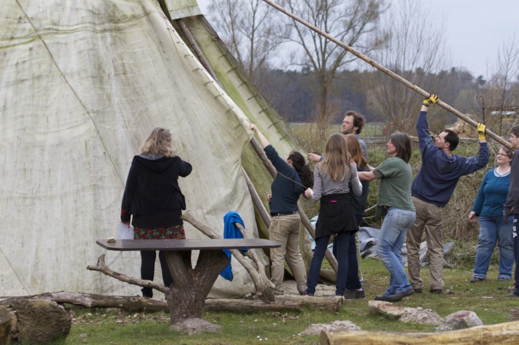 Gemeinsam ein großes Tipi aufzubauen ist ein tolles Erlebnis.